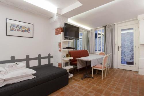 une chambre avec un lit et une salle à manger avec une table dans l'établissement Atypical Flat - PLACE DES VOSGES - 4 people, à Paris