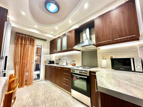Oasis Urban 3-Bedroom Apartment with private patio