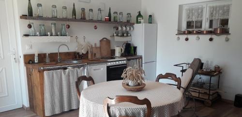 - une cuisine avec une table et des bouteilles murales dans l'établissement Gîte romantique cosy et reposant, à Bainville-sur-Madon