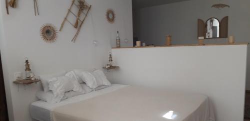 La salle de bains est pourvue d'une baignoire blanche et de serviettes. dans l'établissement Gîte romantique cosy et reposant, à Bainville-sur-Madon
