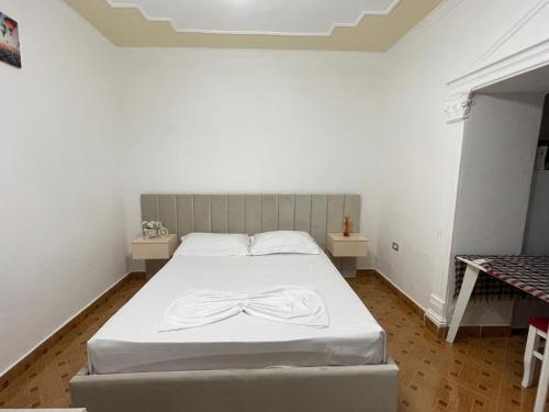 1 cama blanca en una habitación con 2 mesas en The Two Princesses, en Široka
