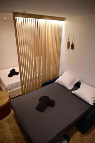 une chambre avec un lit avec des serviettes dessus dans l'établissement Studio paris Rolland garros parc des princes TM, à Boulogne-Billancourt