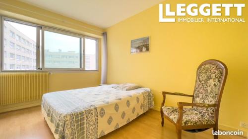 una camera da letto con un letto, una sedia e una finestra di Studio Metro GALLIENI a Bagnolet