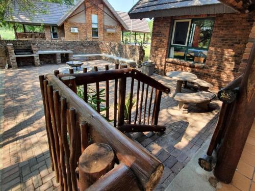 Balkoni atau teres di Ekuthuleni River Front Chalets Hoedspruit