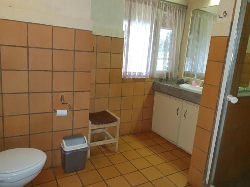 Bilik mandi di Ekuthuleni River Front Chalets Hoedspruit