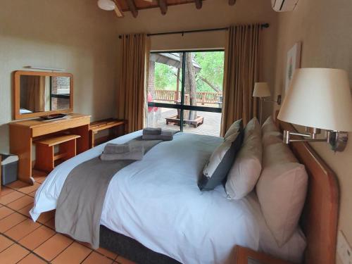 Katil atau katil-katil dalam bilik di Ekuthuleni River Front Chalets Hoedspruit
