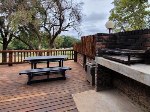 Balkoni atau teres di Ekuthuleni River Front Chalets Hoedspruit