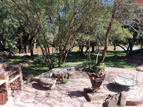 Taman di luar Ekuthuleni River Front Chalets Hoedspruit
