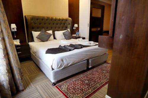 Postel nebo postele na pokoji v ubytování JALSA HOTEL & BANQUETS,Indore