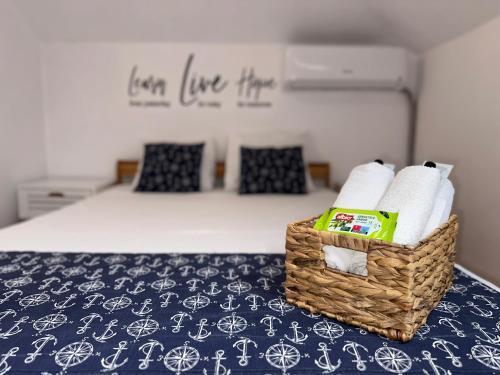 Un dormitorio con una cama con una cesta de toallas. en Casa FM, en Vama Veche