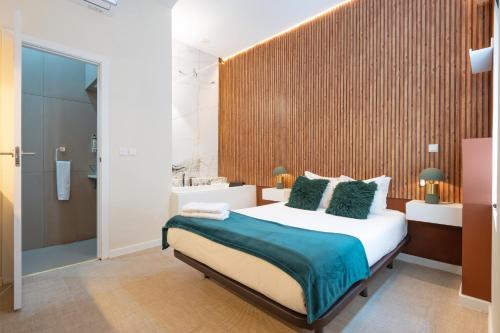 una camera da letto con un letto e un bagno con un lavandino di Lisbon Studios a Lisbona