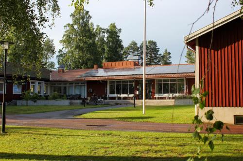 a building with a red facade on a street at Leksands Folkhögskola in Leksand