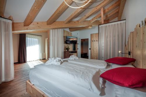 Postel nebo postele na pokoji v ubytování Dolomiten Hotel Irma