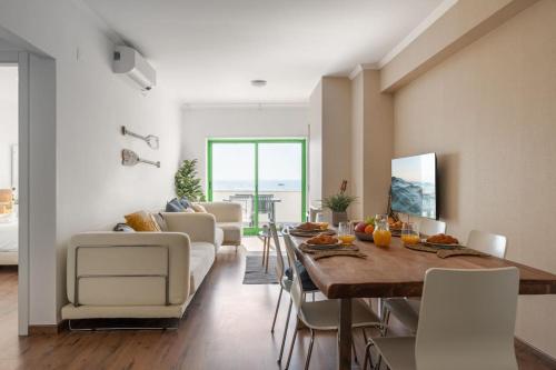 Sunset Terrace - Beachfront apartment with private parking