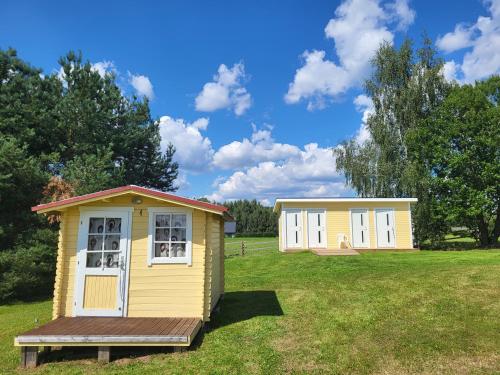 KiidjärveにあるLõunamatkadの草原に座る小さな建物2棟
