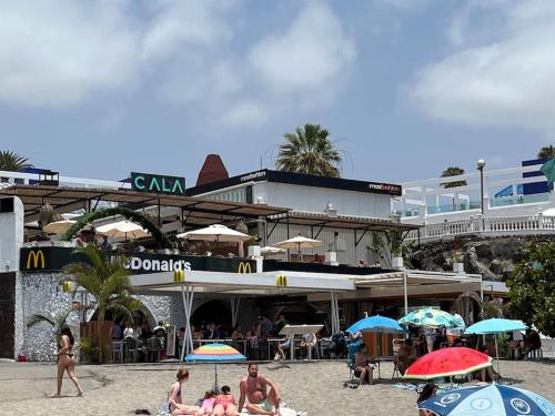 Beach, shopping a few meters away