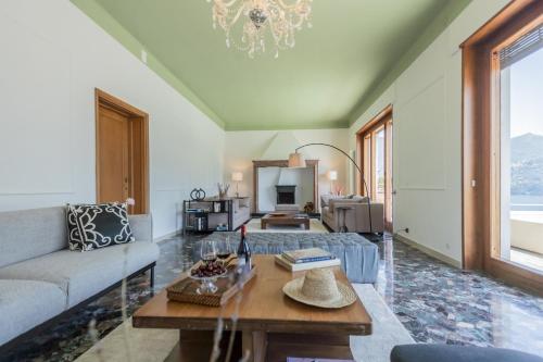 Χώρος καθιστικού στο Villa Chiara Lake Como with private garden by Rent All Como