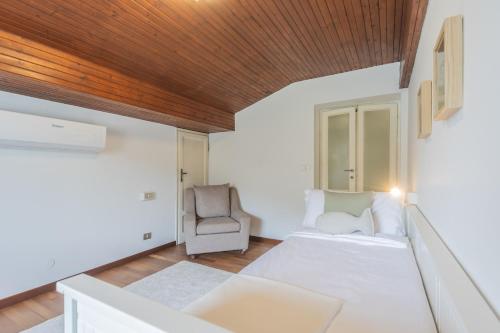 Ένα ή περισσότερα κρεβάτια σε δωμάτιο στο Villa Chiara Lake Como with private garden by Rent All Como
