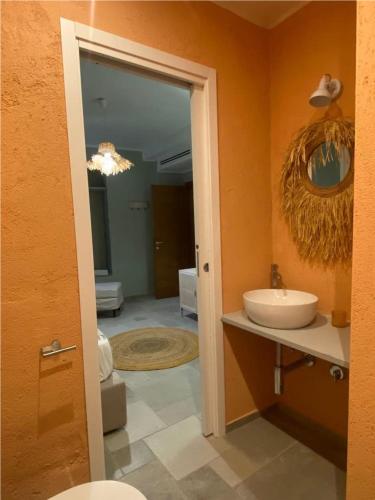 a bathroom with a sink and a mirror at Casa la meridiana in Laigueglia