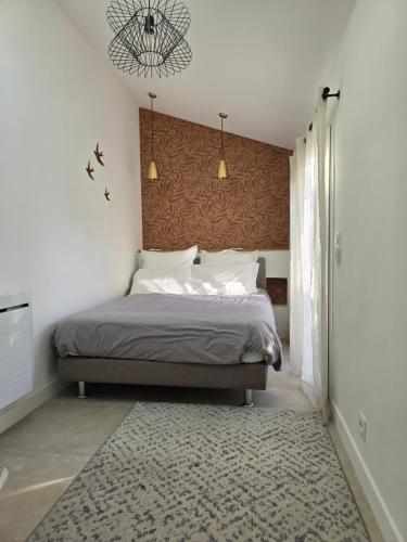 une chambre avec un grand lit avec une tête de lit marron dans l'établissement Renovated Loft next to Monaco, à Roquebrune-Cap-Martin