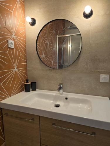 une salle de bain avec un lavabo blanc et un miroir dans l'établissement Renovated Loft next to Monaco, à Roquebrune-Cap-Martin