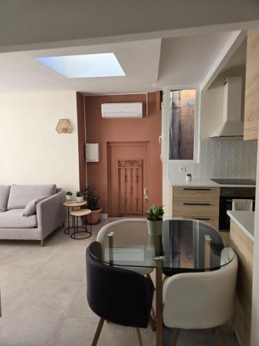 un salon avec une table en verre et un canapé dans l'établissement Renovated Loft next to Monaco, à Roquebrune-Cap-Martin