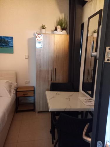 a small room with a desk and a bed at יחידת אירוח בבית ורדי in Tiberias