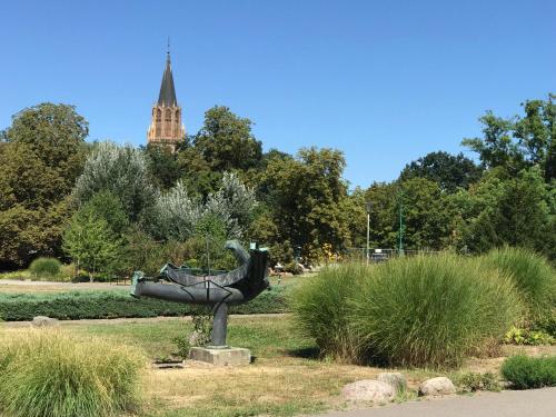 a statue of a bird bath in a park at Am Kulturpark - Ferienwohnung mit 3 Schlafräumen für 6 Personen Neubrandenburg in Neubrandenburg