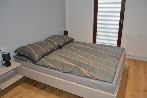 Posto letto in una camera bianca con gonna da letto e pectspectspectspects di Apartament Centrum Matki Polki Łódź a Łódź