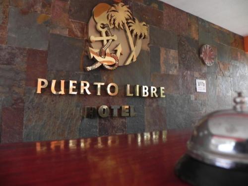 Um certificado, prémio, placa ou documento mostrado em Hotel Puerto Libre