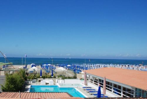 Afbeelding uit fotogalerij van Tosca With Beach & Breakfast Included in Viareggio