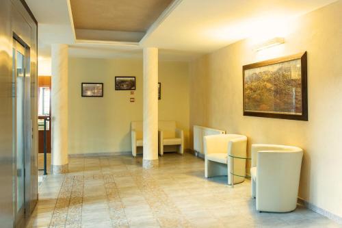 a waiting room with white chairs and a table at Hotel Dziki Potok Karpacz Konferencje & SPA in Karpacz