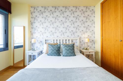 A bed or beds in a room at Holidays2Malaga Eslava High Speed WIfi