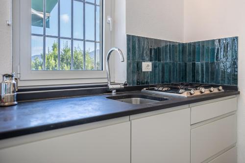 Køkken eller tekøkken på LA CASA GIALLA Relax in Collina con Piscina