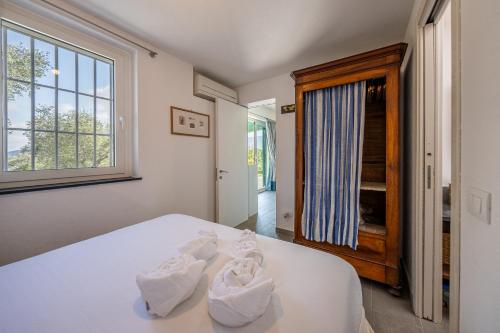 En eller flere senge i et værelse på LA CASA GIALLA Relax in Collina con Piscina