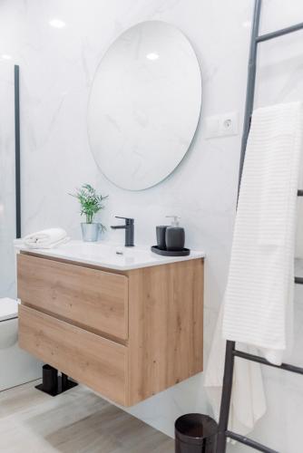 Apartamento El EnTorno في Valle de Abdalagís: حمام مزود بحوض ومِرآة