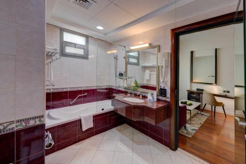 Koupelna v ubytování Howard Johnson Plaza by Wyndham Dubai Deira