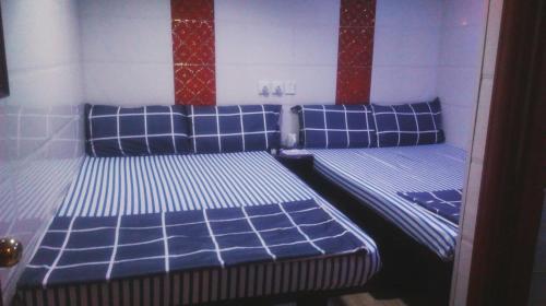 香港cebu hostel的配有蓝色枕头的客房内的两张床