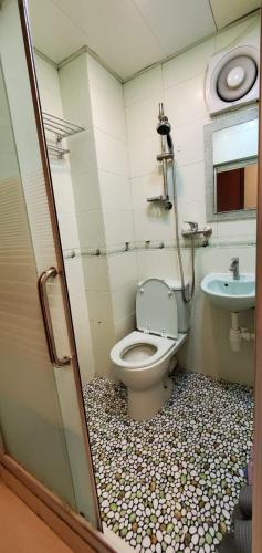 łazienka z toaletą i umywalką w obiekcie cebu hostel w Hongkongu