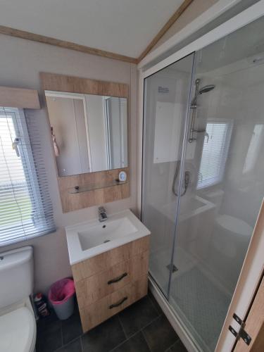 ein Badezimmer mit Waschbecken und Dusche in der Unterkunft A beautiful 4 birth - 714 Unity Beach Holiday Resort Unity 2 pets stay free in Brean