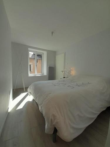 une chambre avec un grand lit blanc avec une fenêtre dans l'établissement Baccarat Tout Schuss !, à Baccarat