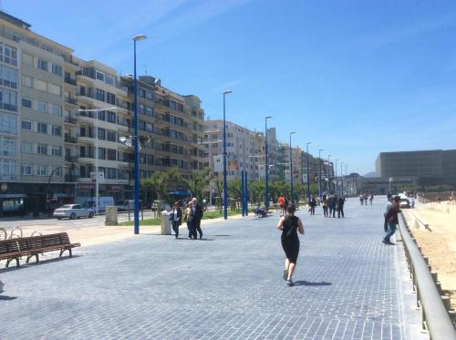 Oteiza cerca de la playa de La Zurriola