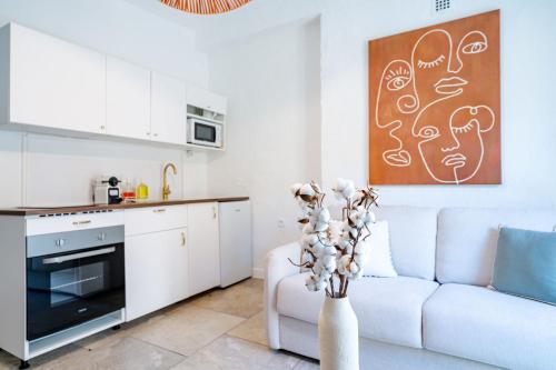 un salon avec un canapé et une cuisine dans l'établissement Charmant Appartement 2P au Cœur du Vieux Nice, à Nice