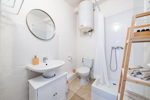 une salle de bain avec un lavabo, des toilettes et un miroir dans l'établissement Charmant Appartement 2P au Cœur du Vieux Nice, à Nice