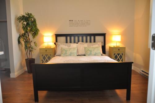 เตียงในห้องที่ Le Mont-Royal Lounge by HomeInMontreal