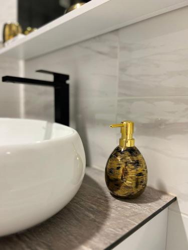 baño con lavabo y una botella en una encimera en Sunset Home Mostar, en Mostar