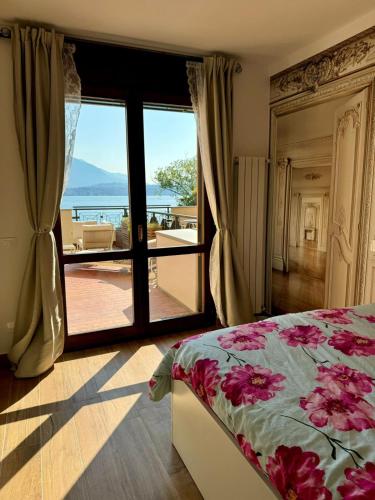 a bedroom with a bed and a view of the ocean at Lago Bello in Stresa