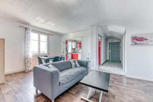 un salon avec un canapé et une table dans l'établissement GuestReady - Charmant Appartement pour 3 Personnes, à Lyon