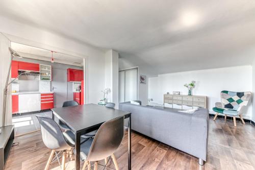 un salon avec un canapé, une table et des chaises dans l'établissement GuestReady - Charmant Appartement pour 3 Personnes, à Lyon