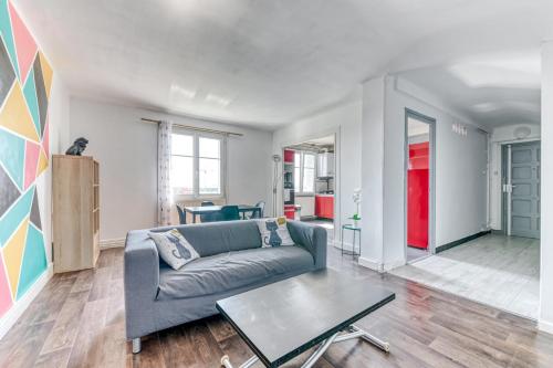 un salon avec un canapé et une table dans l'établissement GuestReady - Charmant Appartement pour 3 Personnes, à Lyon